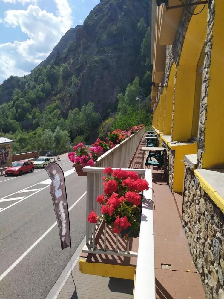 Hotel Les Terres LʼAldosa Exteriör bild